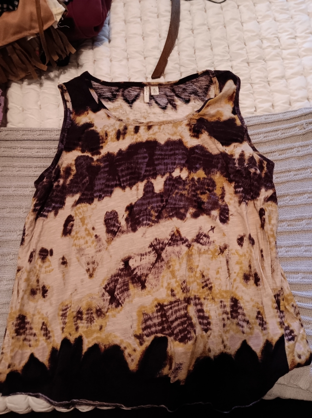 Tie-Dye Sleeveless Tank Top in Beige and Dark Purple